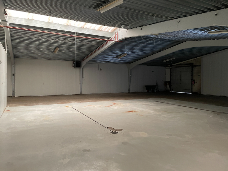 warehouse of +/-1,200 m² and office of +/- 300 m² for rent in Nivelles sud