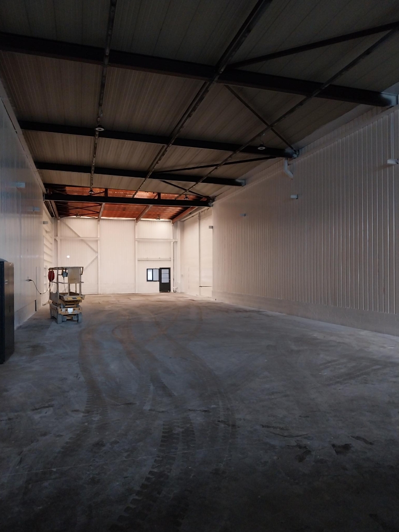 Te verhuren magazijn van +/- 400 m² en 40 m² kantoorruimte op een beveiligd, omheind terrein met gratis gebruik van behandelingsapparatuur.