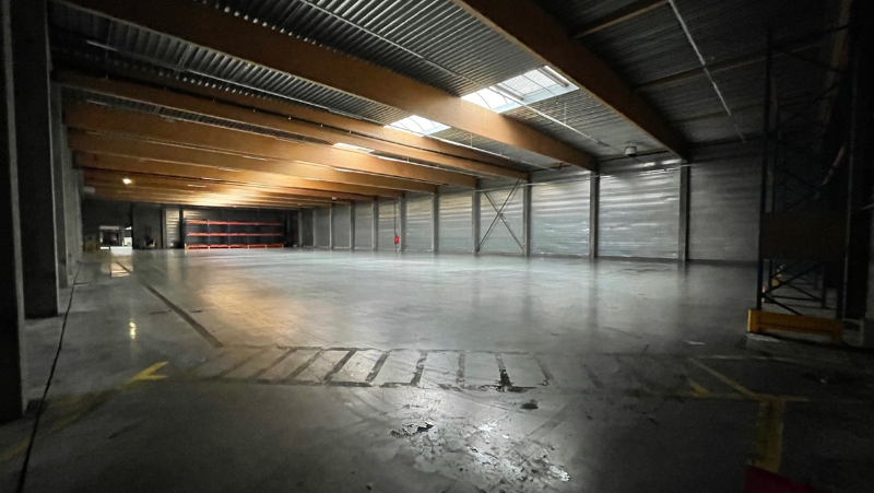 A louer entrepôt +/- 4.320 m² avec 2 quais de déchargement et 2 portes sectionnelles + bureau +/- 20 m²  sur Ghislenghien'