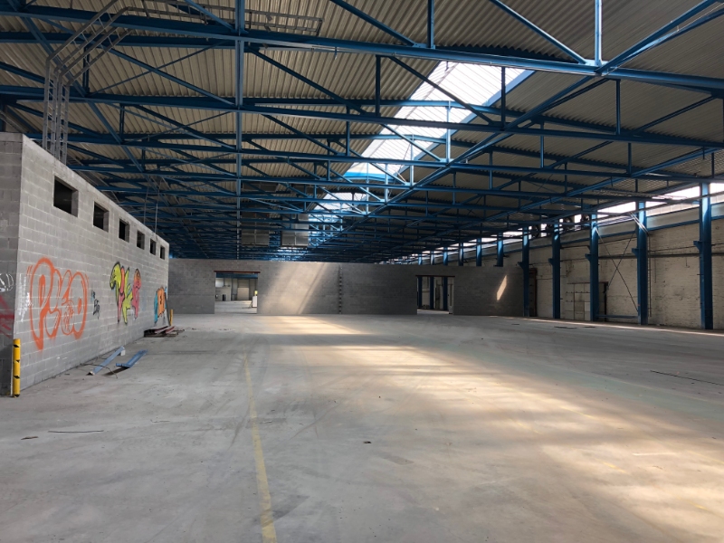 A louer entrepôt +/- 3000 m² avec portes sectionnelles  + zone extérieur 2.500 m² dans la région de Charleroi
