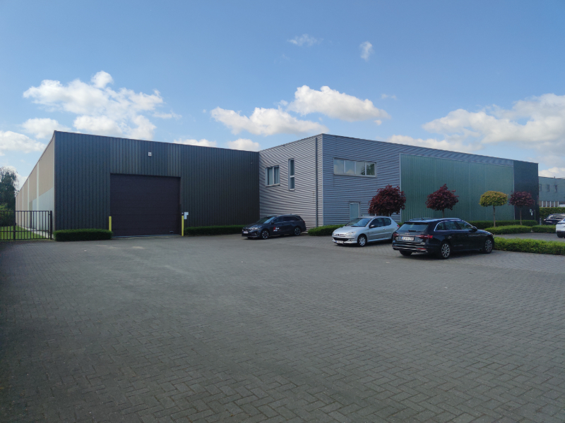 Semi-industrial building with appeal for sale