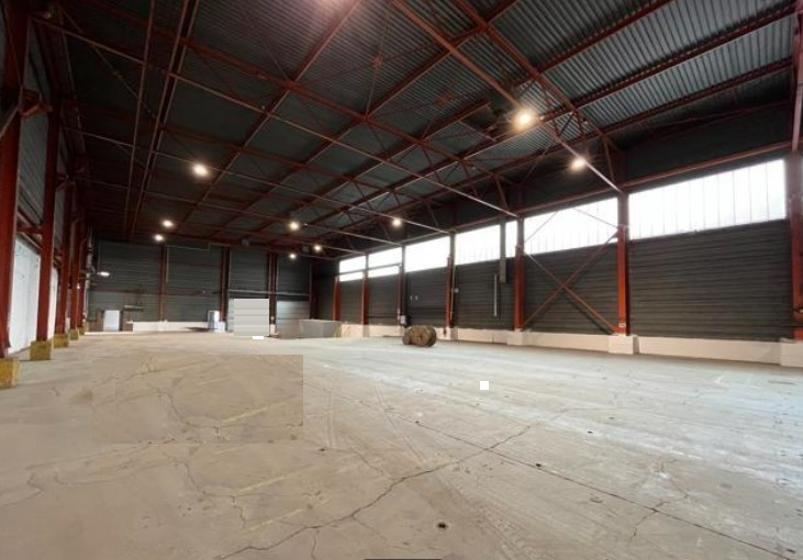 Te huur magazijn +/- 1700 m² met sectionale poorten en 2 loskades in de regio Charleroi