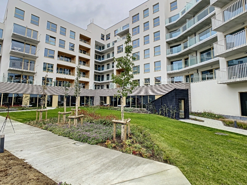 Nieuwbouwkantoren met binnentuin te huur vlakbij het kanaal in Molenbeek