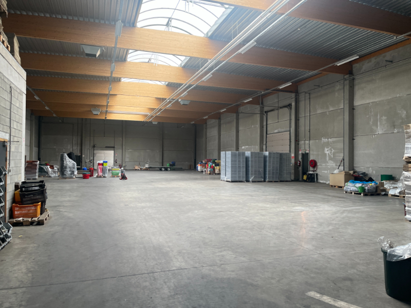 Warehouse +/- 5,000 m² with two unloading bays and several sectional doors with multi-purpose area and office of +/- 115 m², located on an industrial site (outside area to be agreed) in the commune of Sombreffe.