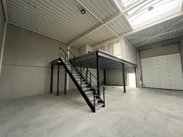 For rent SME unit +/- 308 m² - office 36 m² - mezaninne 36 m² + 2 parking spaces in Nivelles