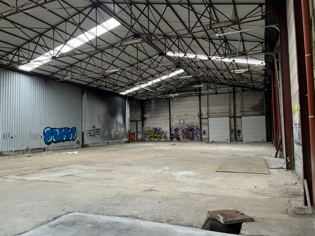 For rent warehouse of +/- 1650 m² with 2 discharge docks in Manage