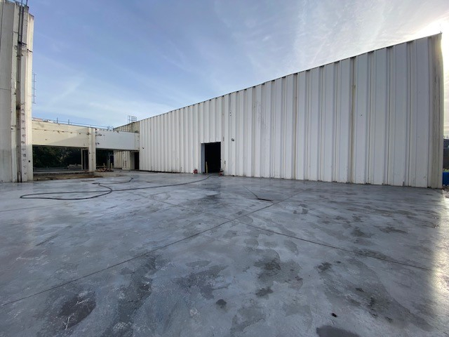 Entrepôt de 2200 m² avec espace extérieur