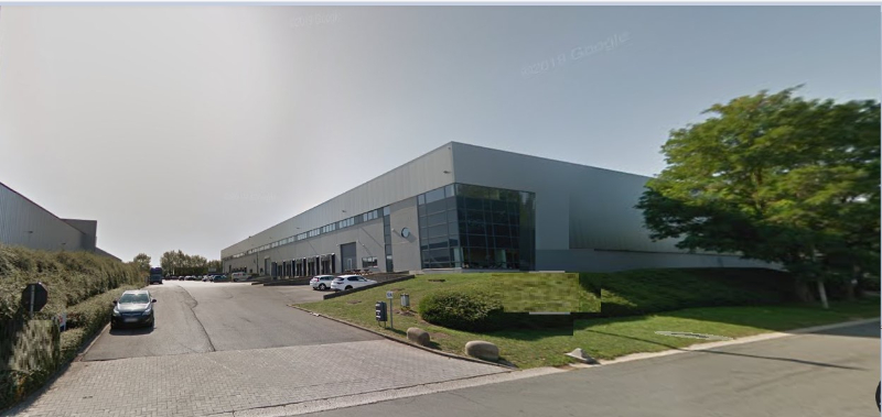 A louer bâtiment semi-industriel rénové +/- 3.567m²  avec 5 quais et minimum 100 m² de bureaux jusqu'a 650 m² de bureau à 120 euros / m²  sur Nivelles Sud