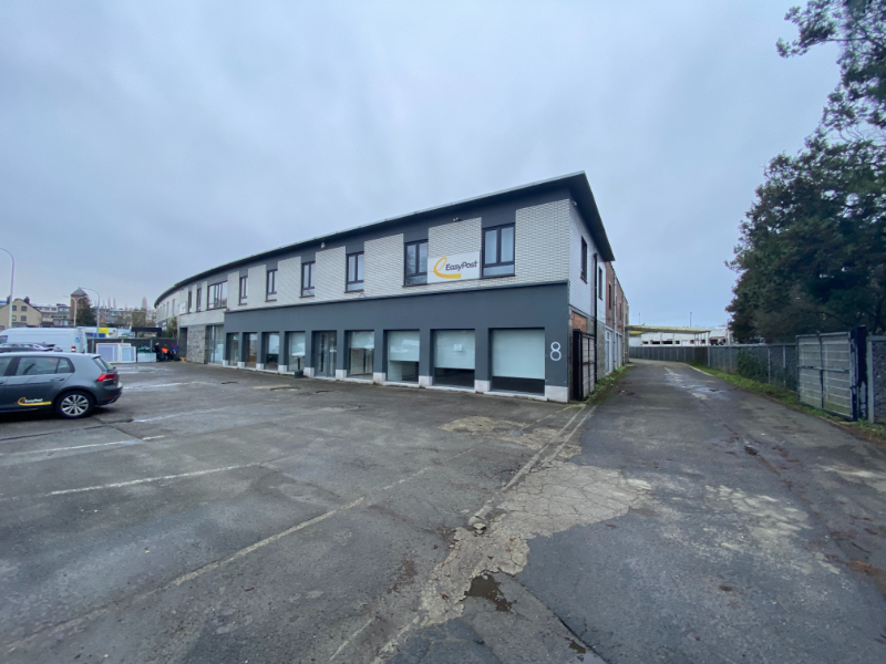 Commercial building for rent in Zellik in a prime location along the Gentsesteenweeg.