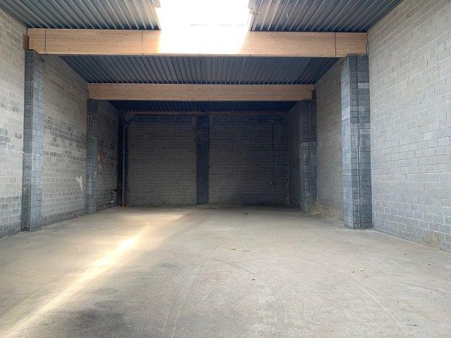 for rent warehouse +/-800 m² with office +/- 20 m² in Manage