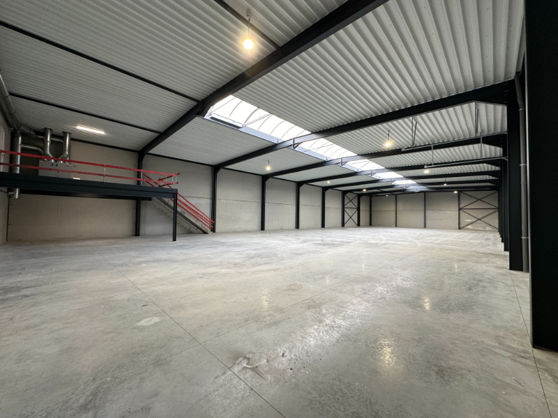 Warehouse +/- 1050 m² + office +/- 228 m² to let in Saintes