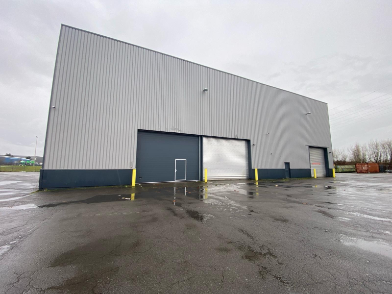 Warehouse to let of +/- 1,300 m² on a secure, fenced site with free use of handling equipment.